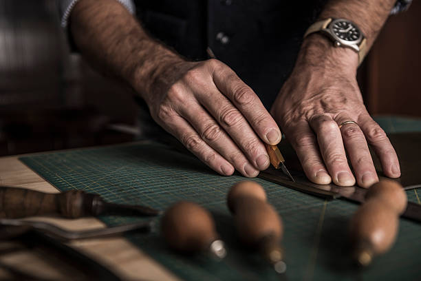 El arte de crear zapatos artesanales.