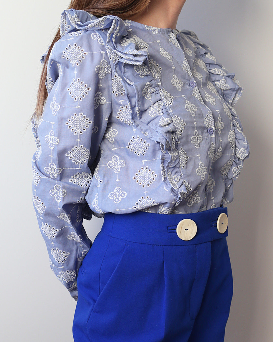 CAMISA AZUL BORDADA CON VOLANTES