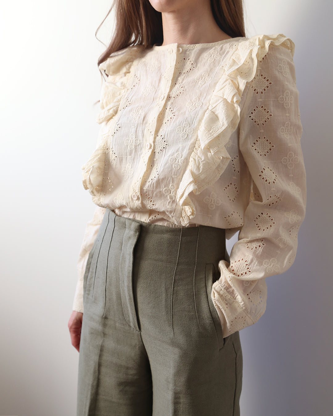 CAMISA BEIGE BORDADOS Y VOLANTES