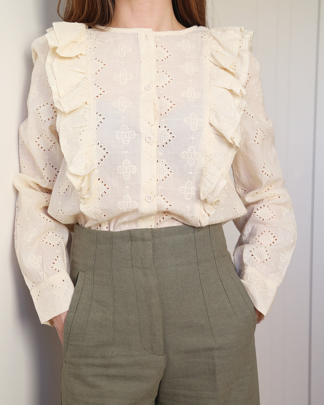 CAMISA BEIGE BORDADOS Y VOLANTES