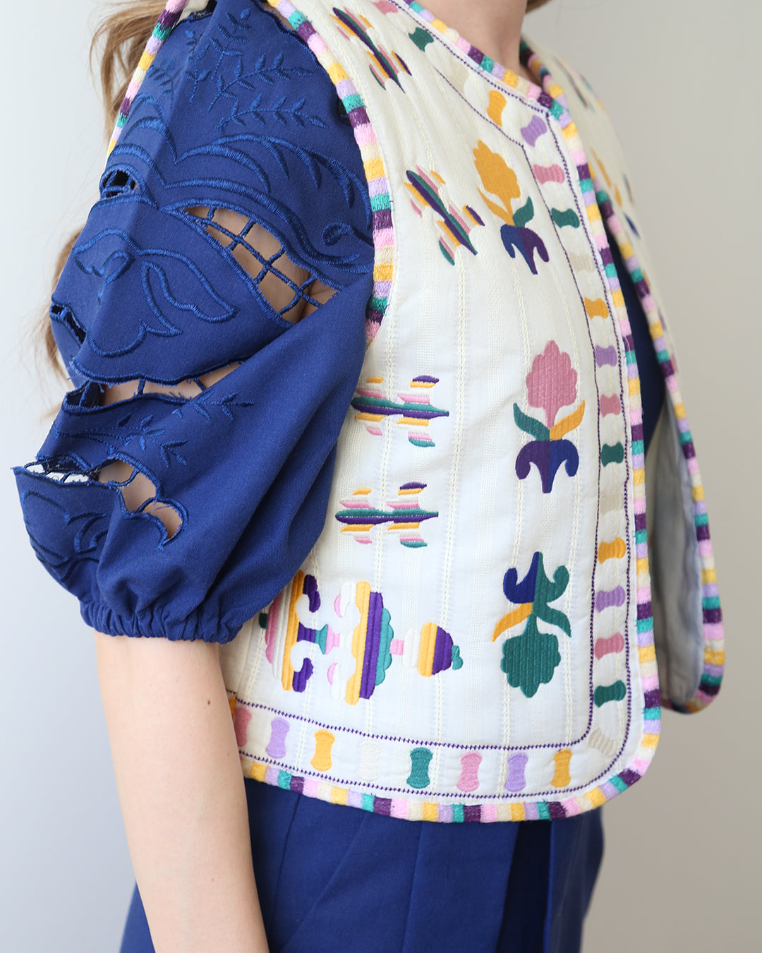 Chaleco-bordado-mujer-acolchado-blanco-colores