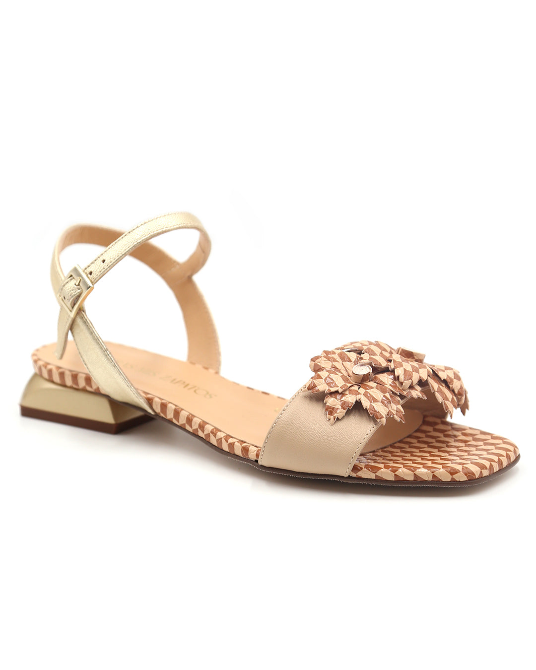 Sandalia-plana-adorno-flores -mujer