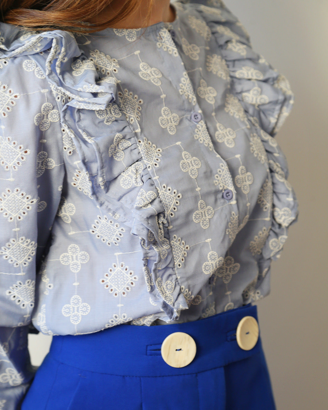 Camisa-volantes-azul-bordada-mujer