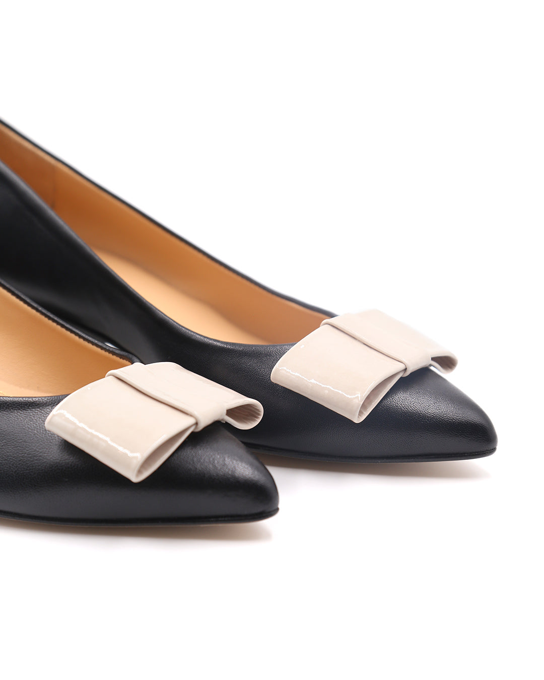 ZAPATO DE TACÓN NEGRO CON LAZO