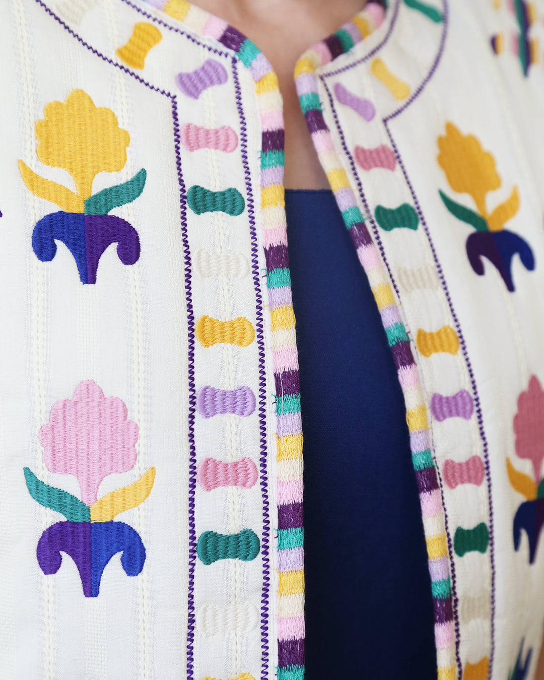 CHALECO BLANCO CON BORDADOS MULTICOLOR
