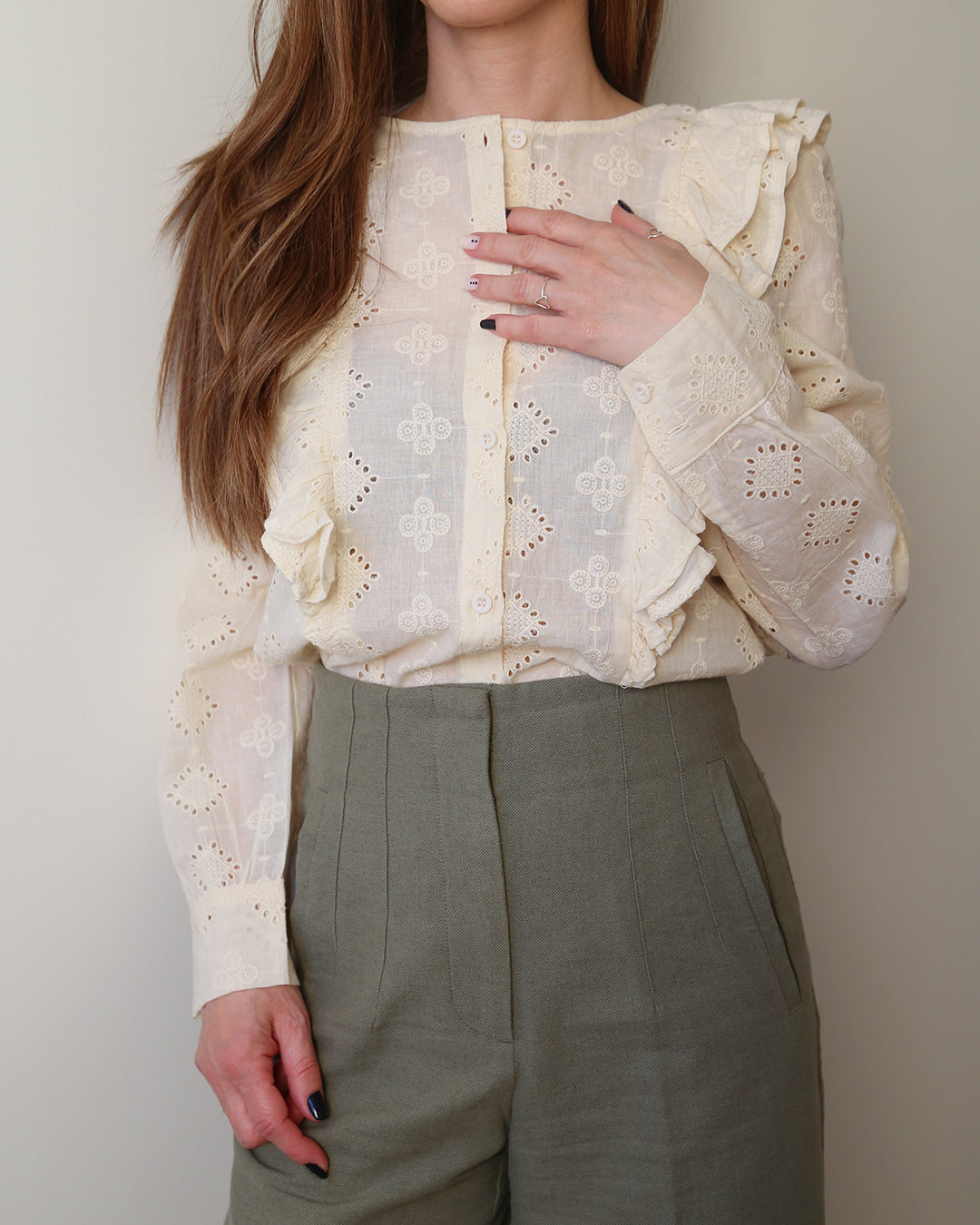 CAMISA BEIGE BORDADOS Y VOLANTES