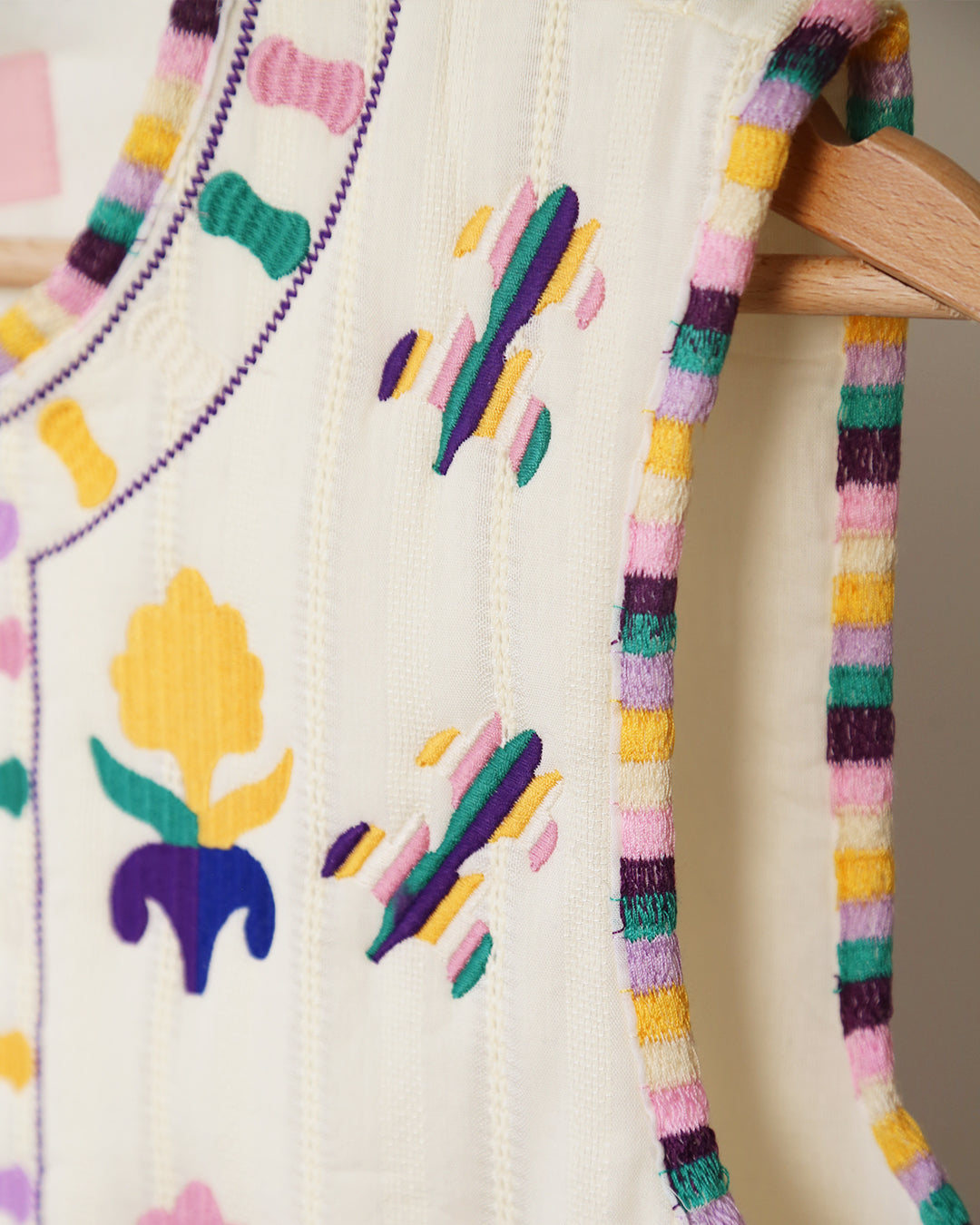 CHALECO BLANCO CON BORDADOS MULTICOLOR