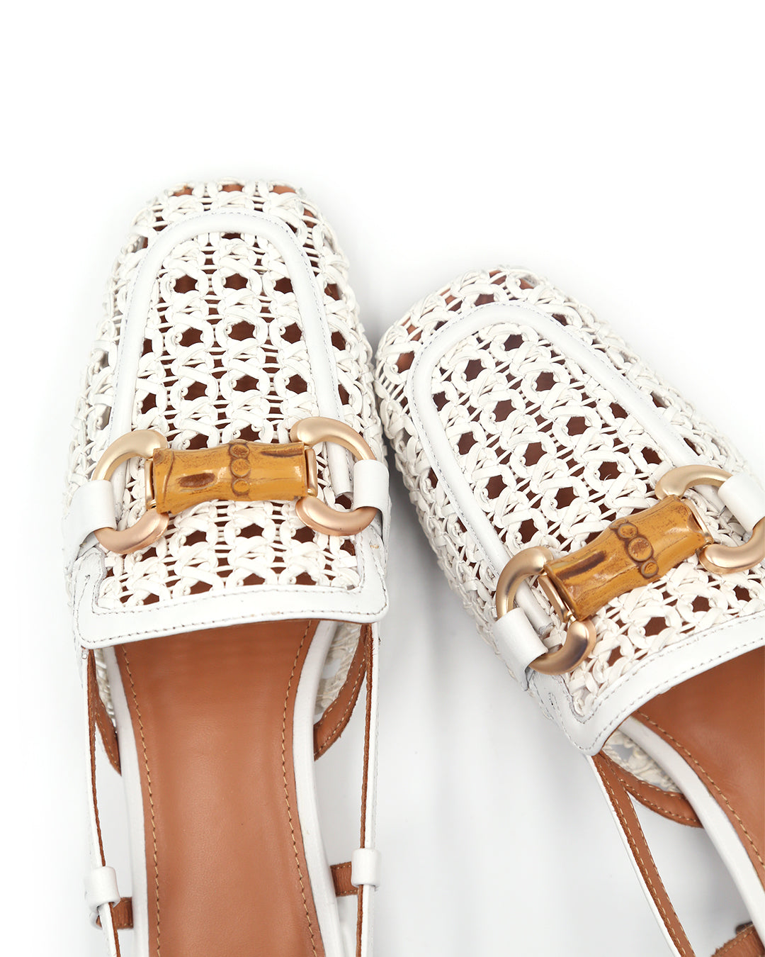 ZAPATO BLANCO DE TACÓN DESTALONADO PIEL TRENZADA