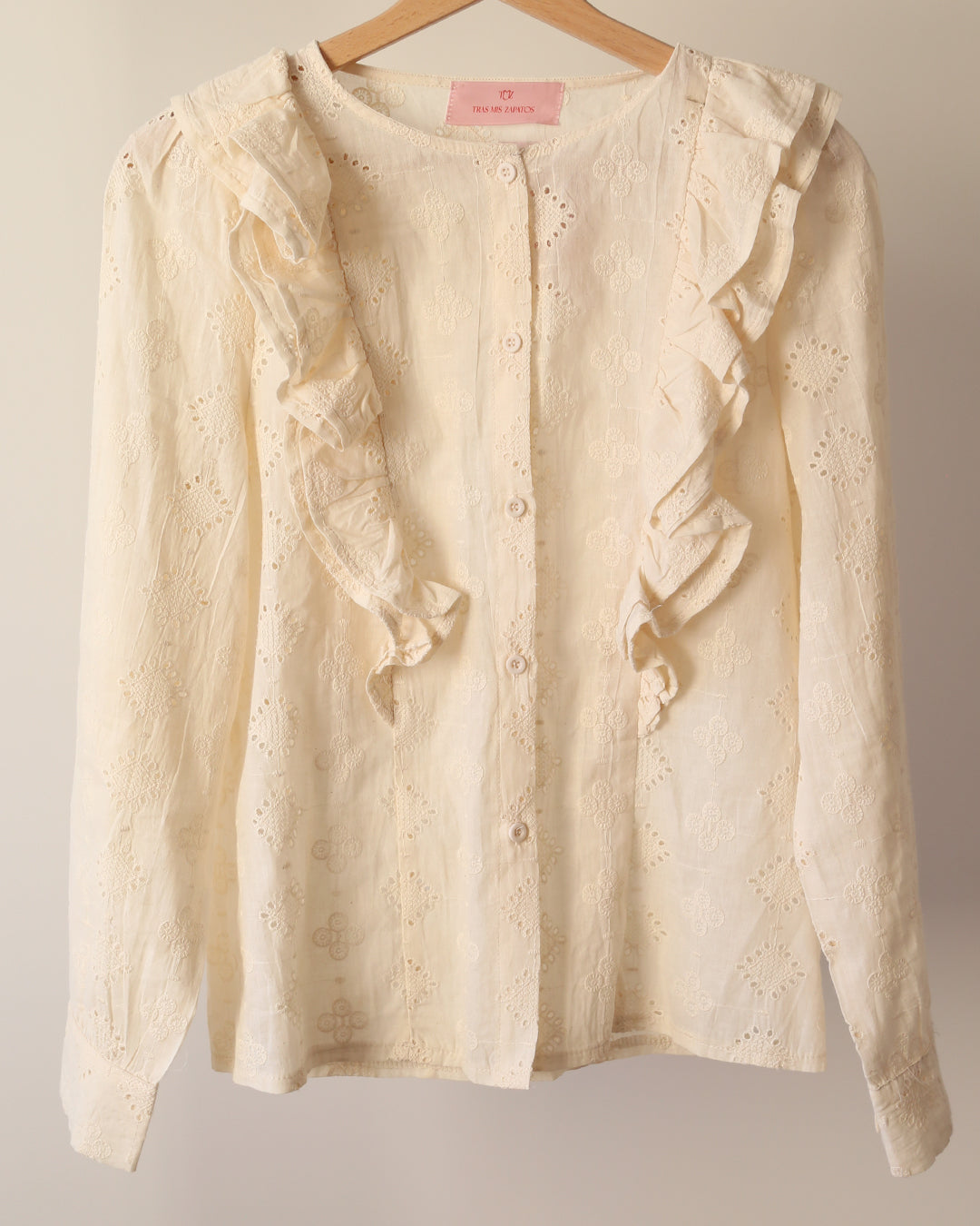 CAMISA BEIGE BORDADOS Y VOLANTES