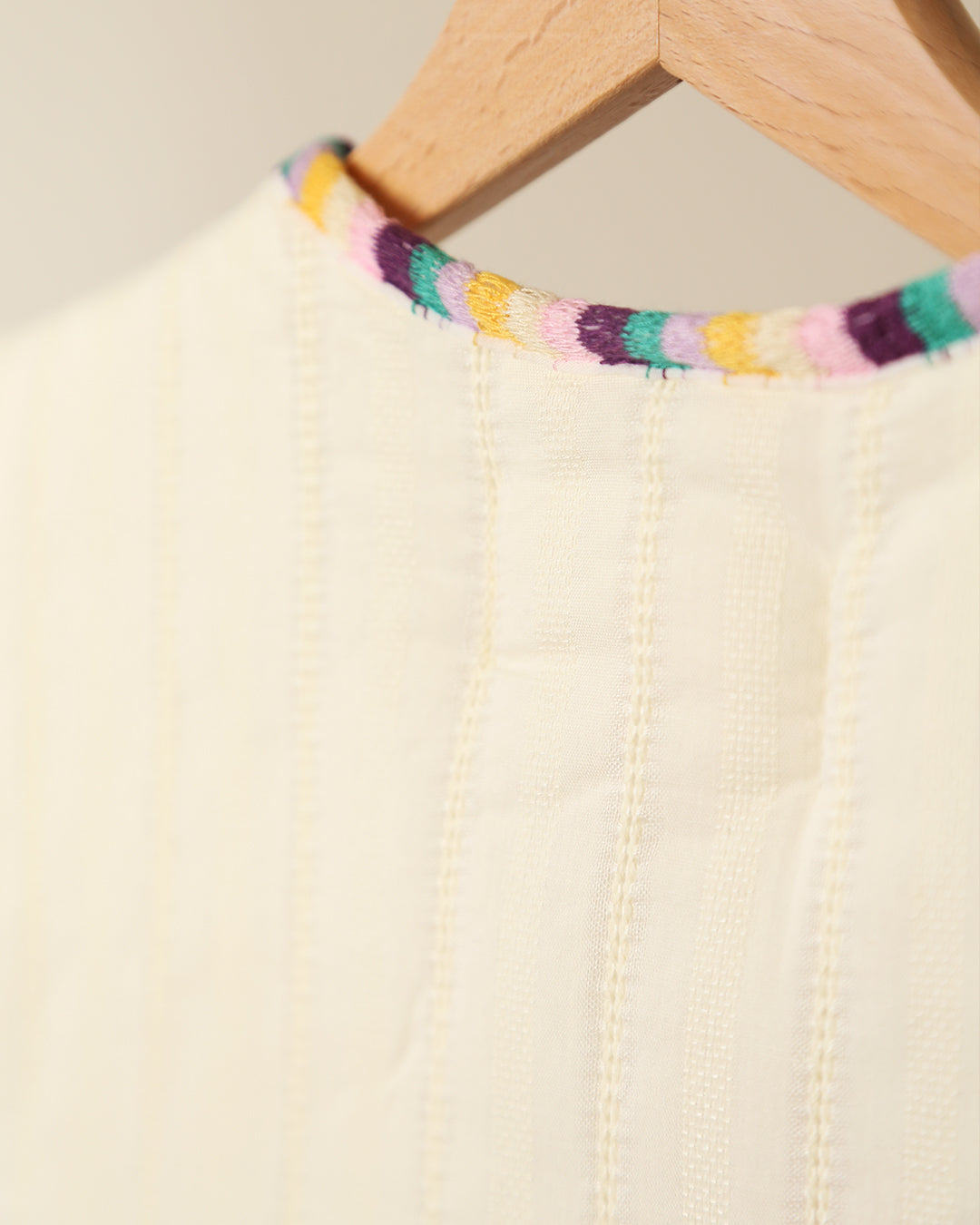 CHALECO BLANCO CON BORDADOS MULTICOLOR