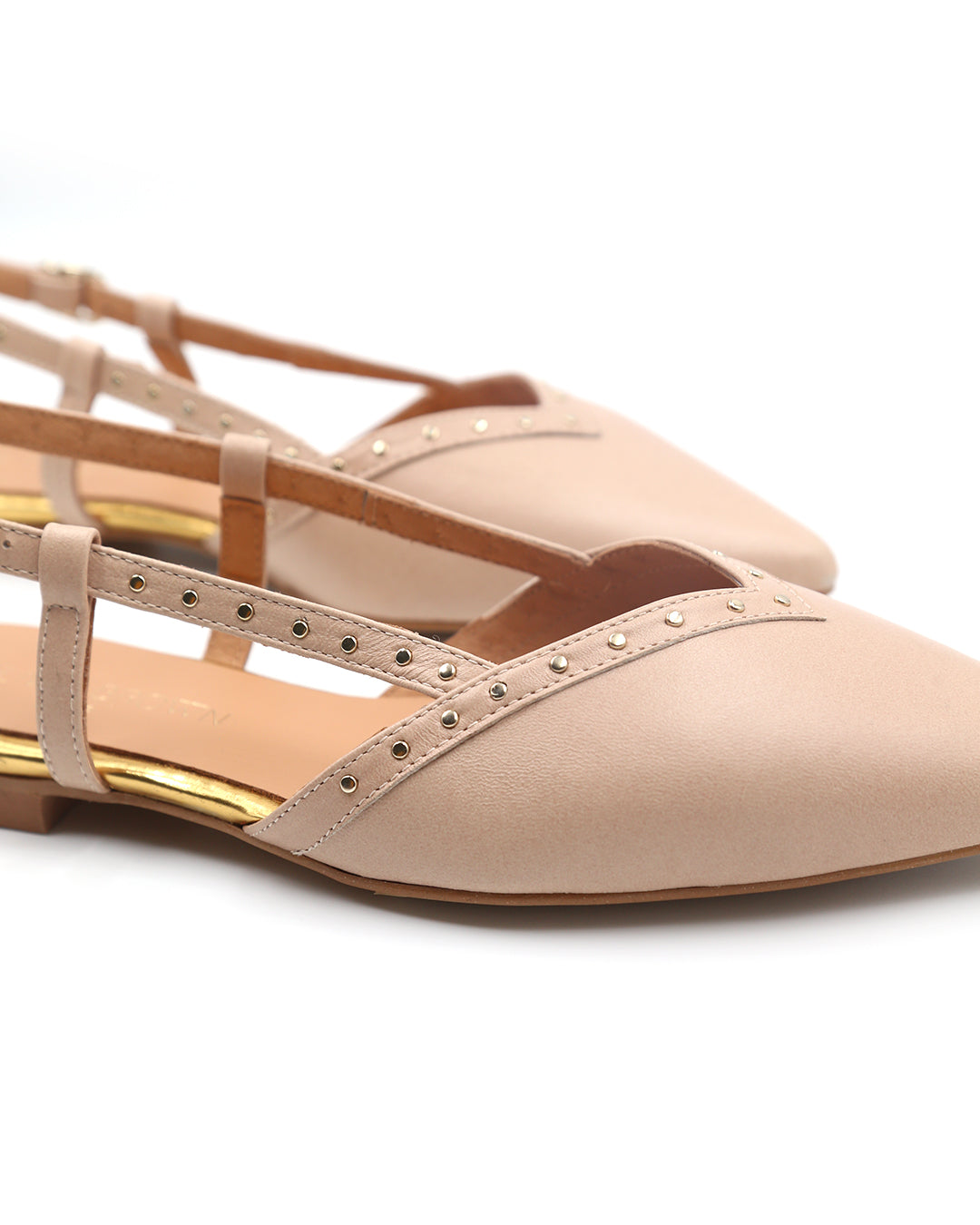 ZAPATO PLANO DESTALONADO TACHUELAS COLOR NUDE