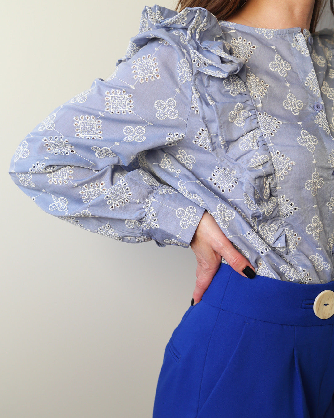 CAMISA AZUL BORDADA CON VOLANTES