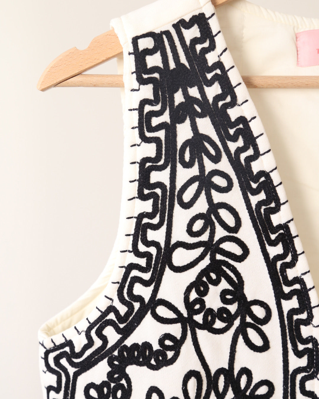 CHALECO BLANCO CON BORDADOS NEGROS