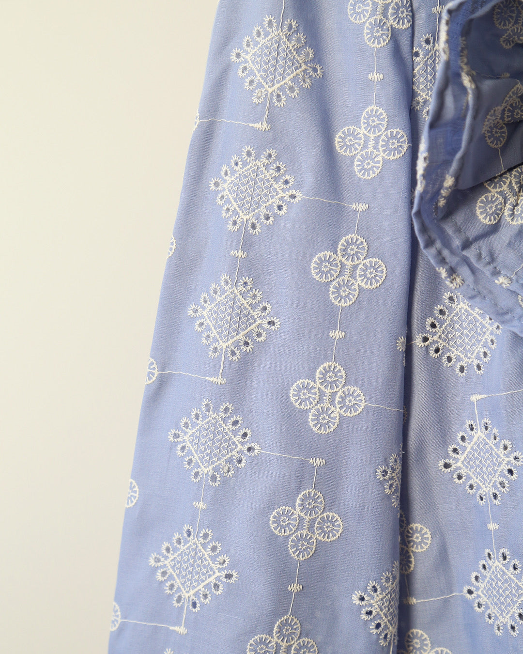 CAMISA AZUL BORDADA CON VOLANTES