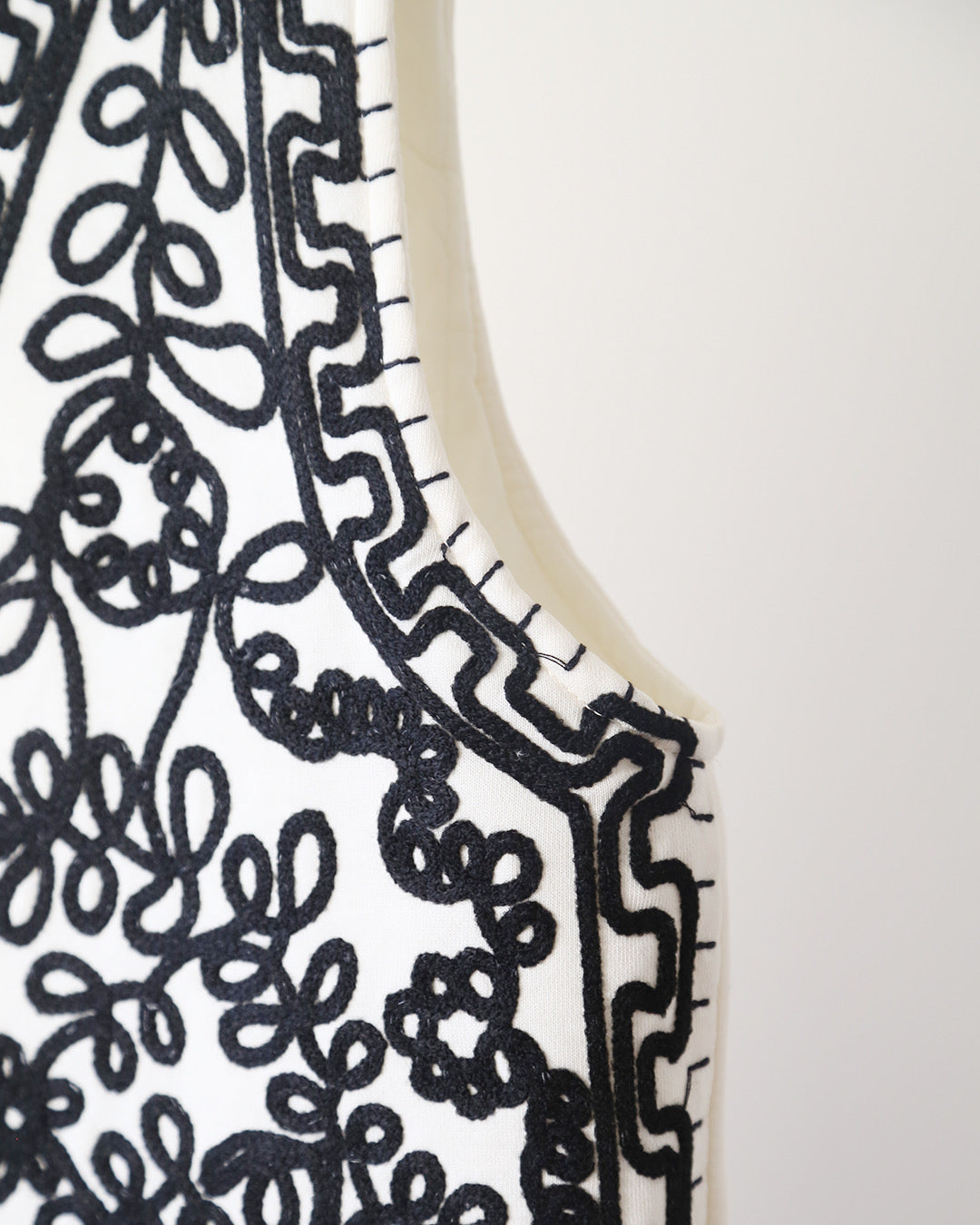 CHALECO BLANCO CON BORDADOS NEGROS