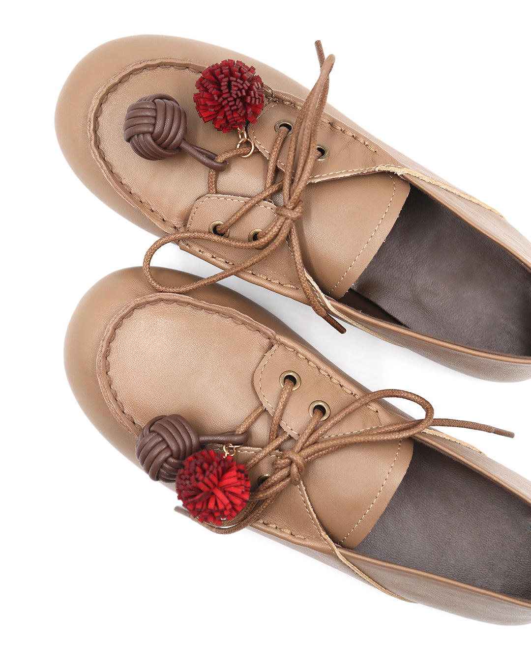 MOCASÍN PLANO CON ADORNOS