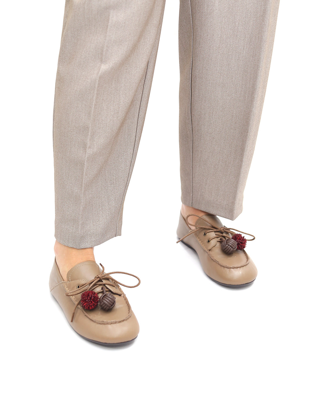 MOCASÍN PLANO CON ADORNOS