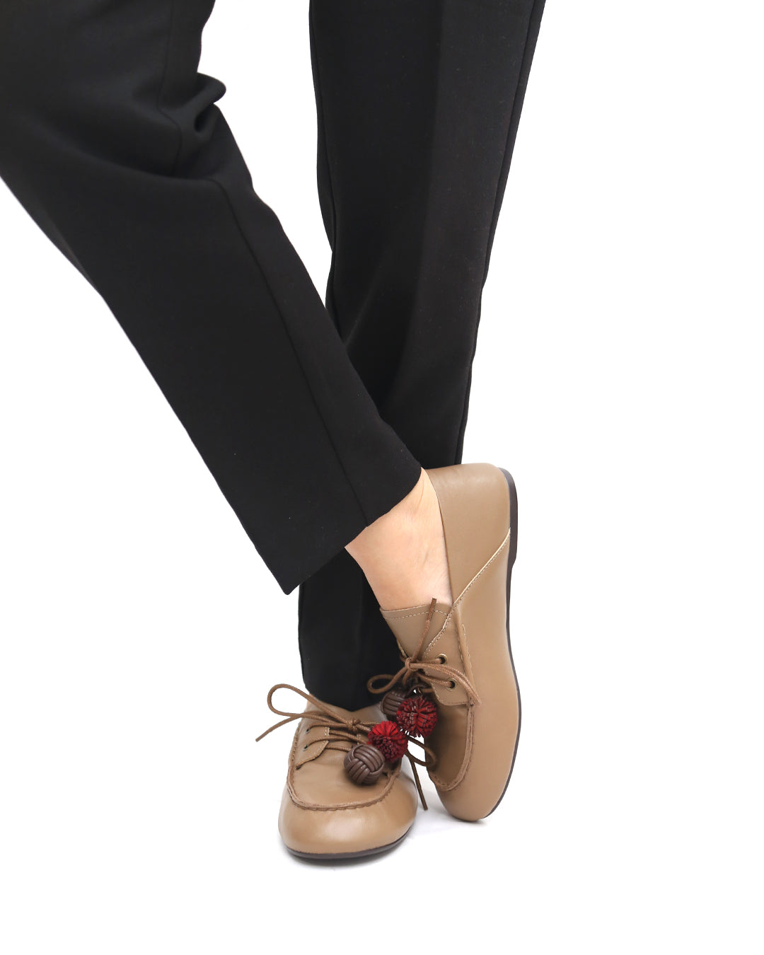 MOCASÍN PLANO CON ADORNOS