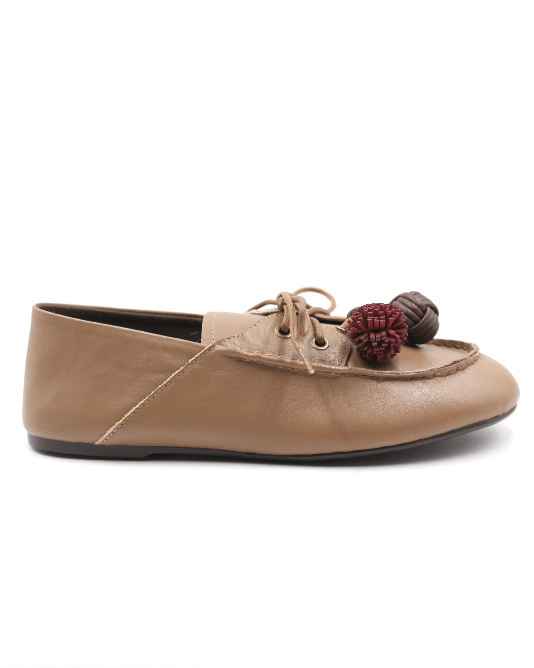 MOCASÍN PLANO CON ADORNOS