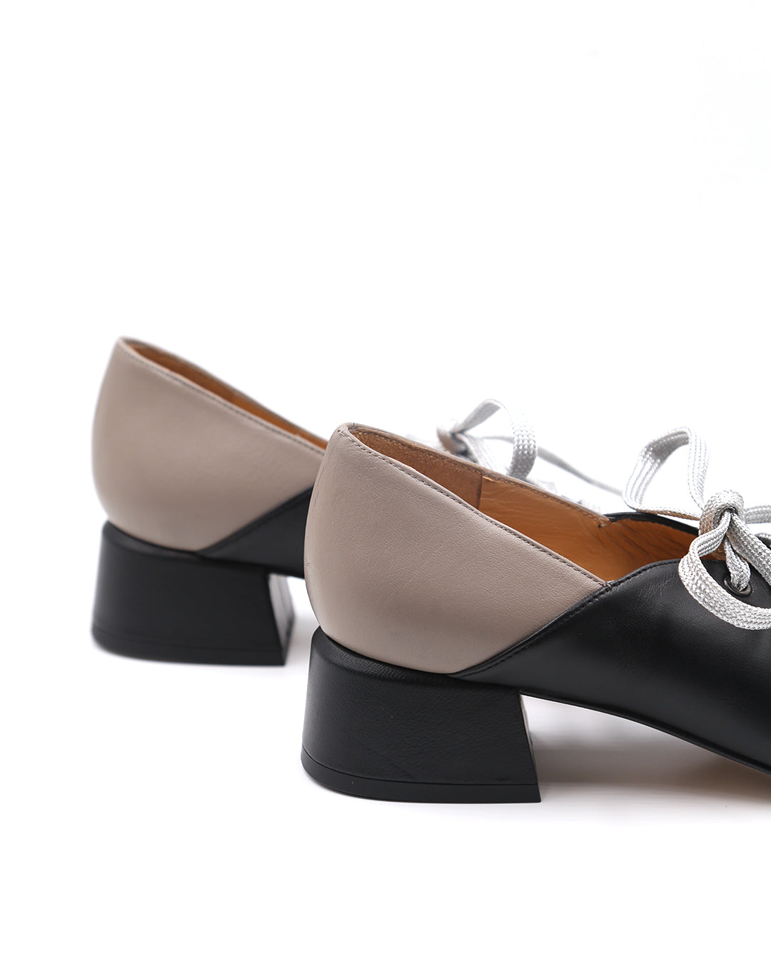 ZAPATO ABOTINADO CON CORDONES