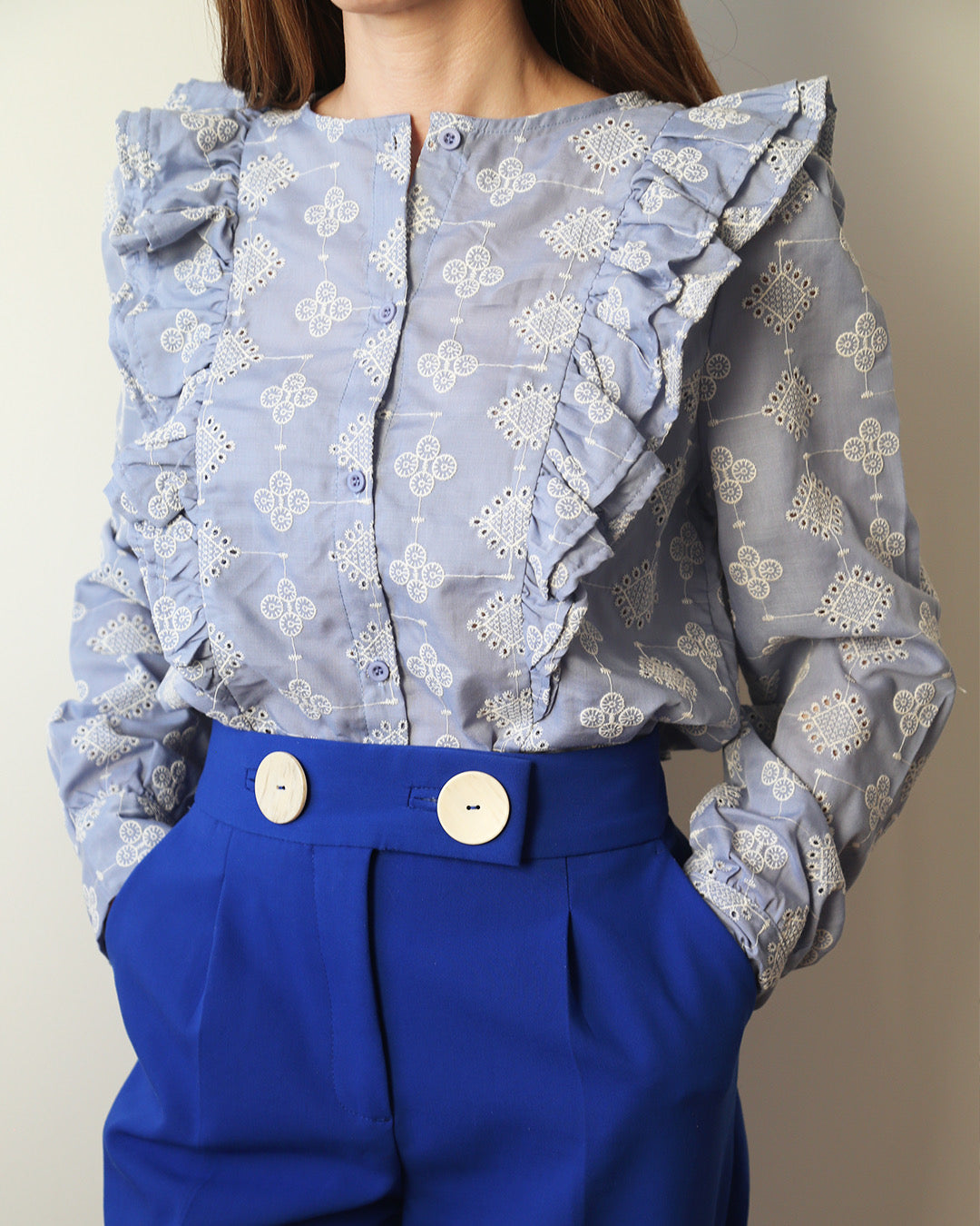 CAMISA AZUL BORDADA CON VOLANTES