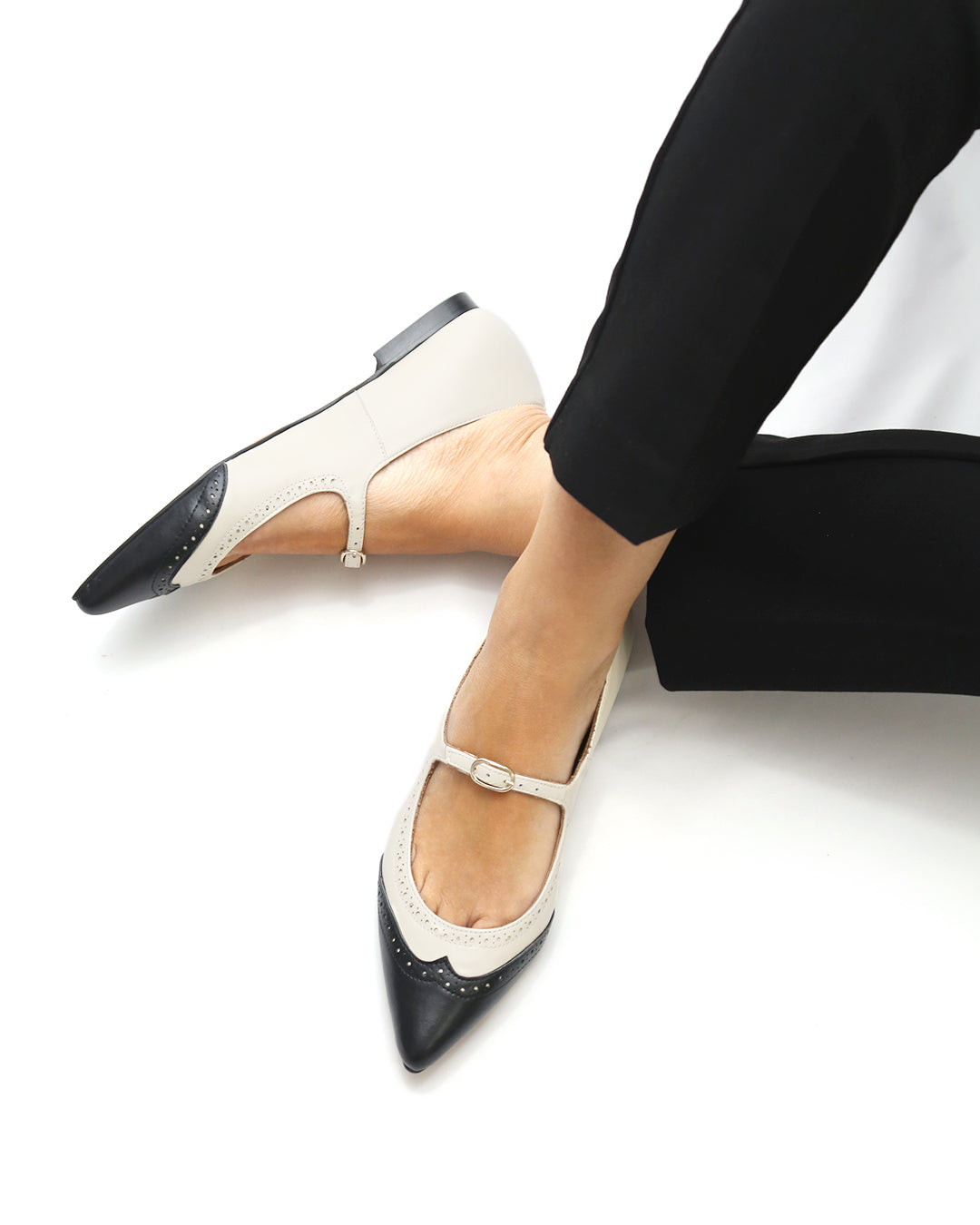 MERCEDITA BLANCA Y NEGRA CON PICADO