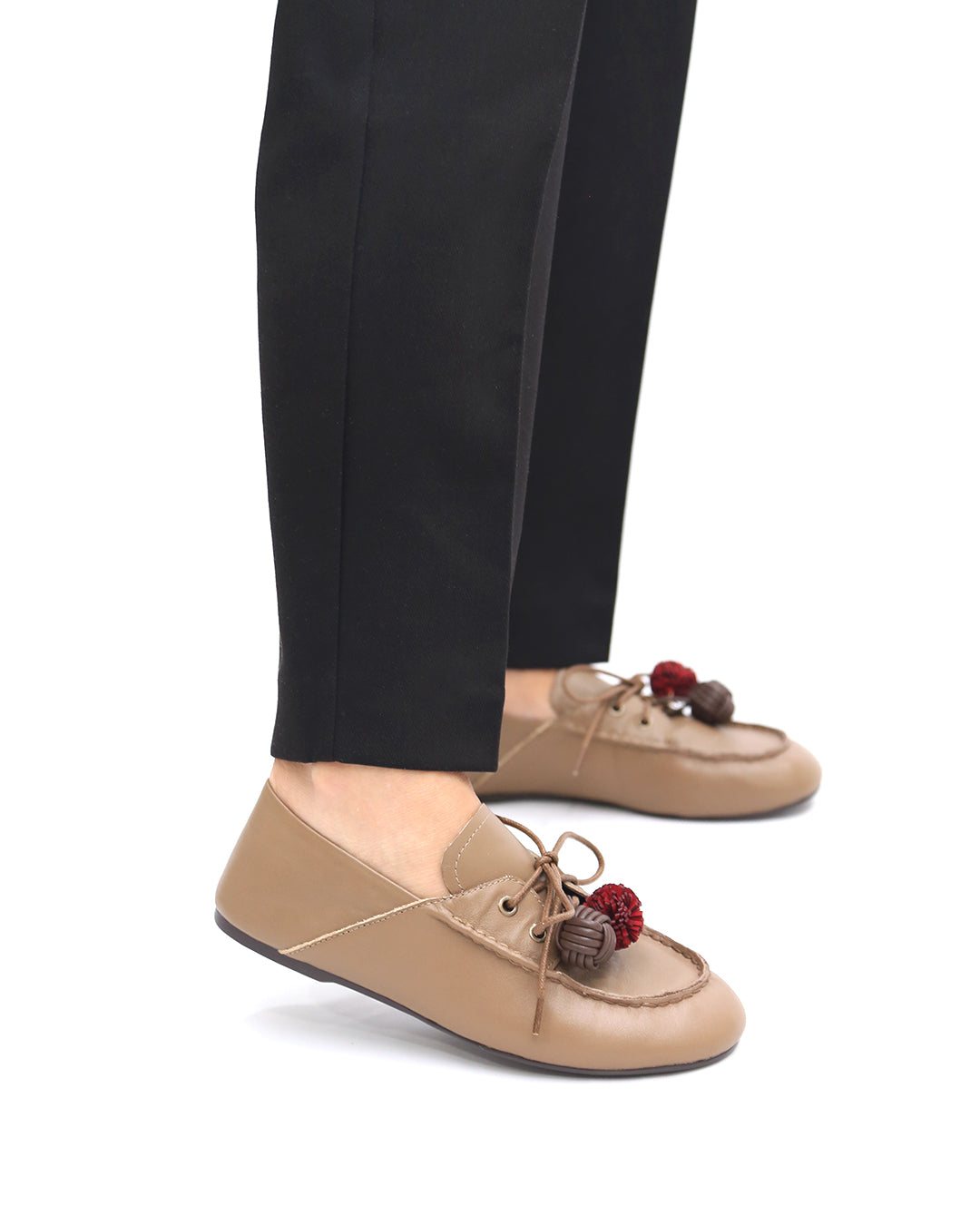 MOCASÍN PLANO CON ADORNOS