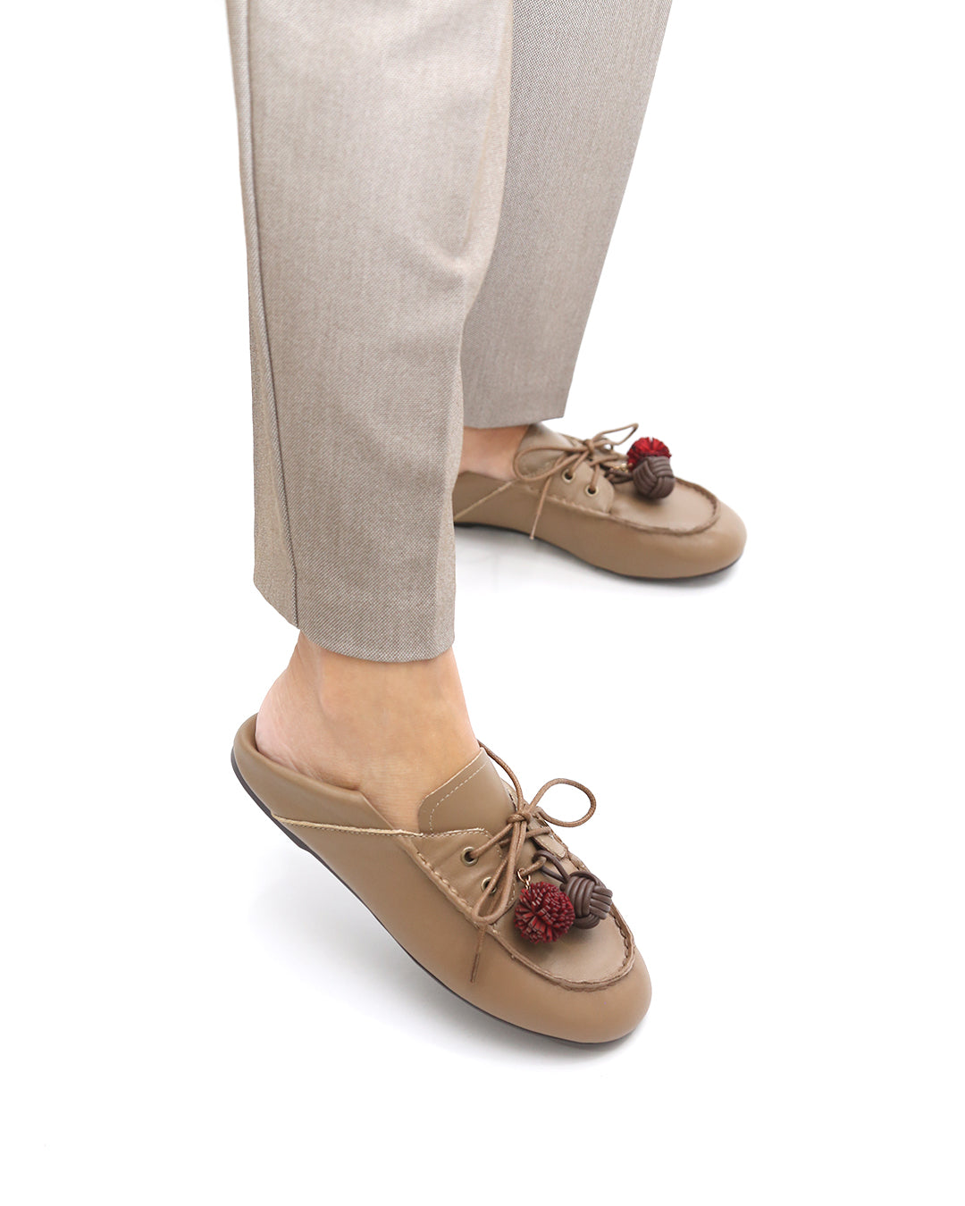 MOCASÍN PLANO CON ADORNOS